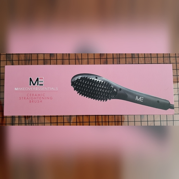 Makeover Essentials Ceramic Straightening Brush. - Picture 2 of 4